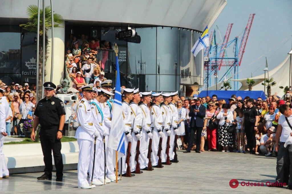 Парад в День Независимости в Одессе: вертолеты, самолеты, корабли, парашютисты и БТР (фоторепортаж)