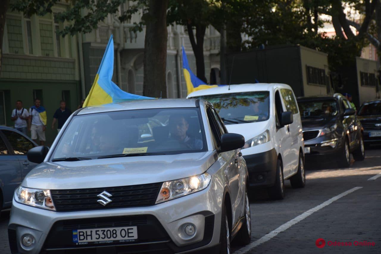 С флагами и в вышиванках: в Одессе проходит автопробег ко Дню Независимости (фото)