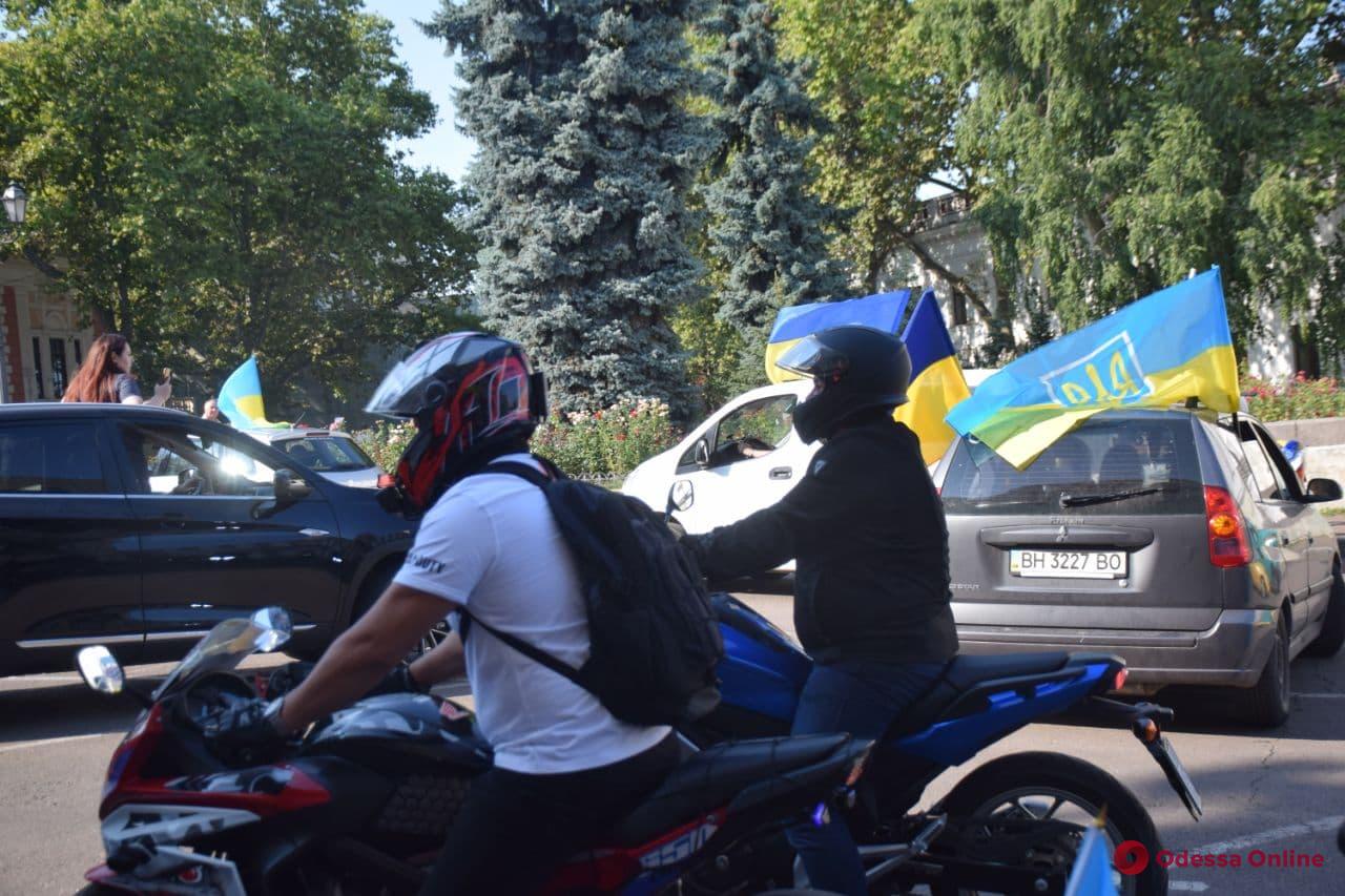 С флагами и в вышиванках: в Одессе проходит автопробег ко Дню Независимости (фото)