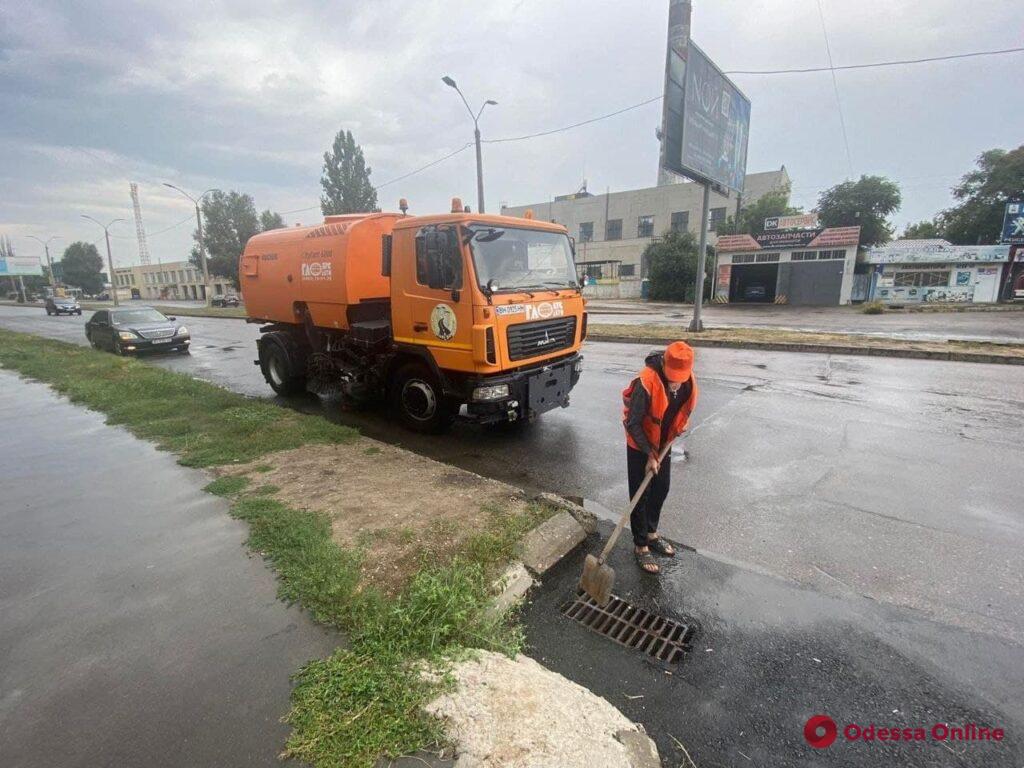 Последствия залпового ливня в Одессе: плавающие машины и улицы-реки (фото, видео)