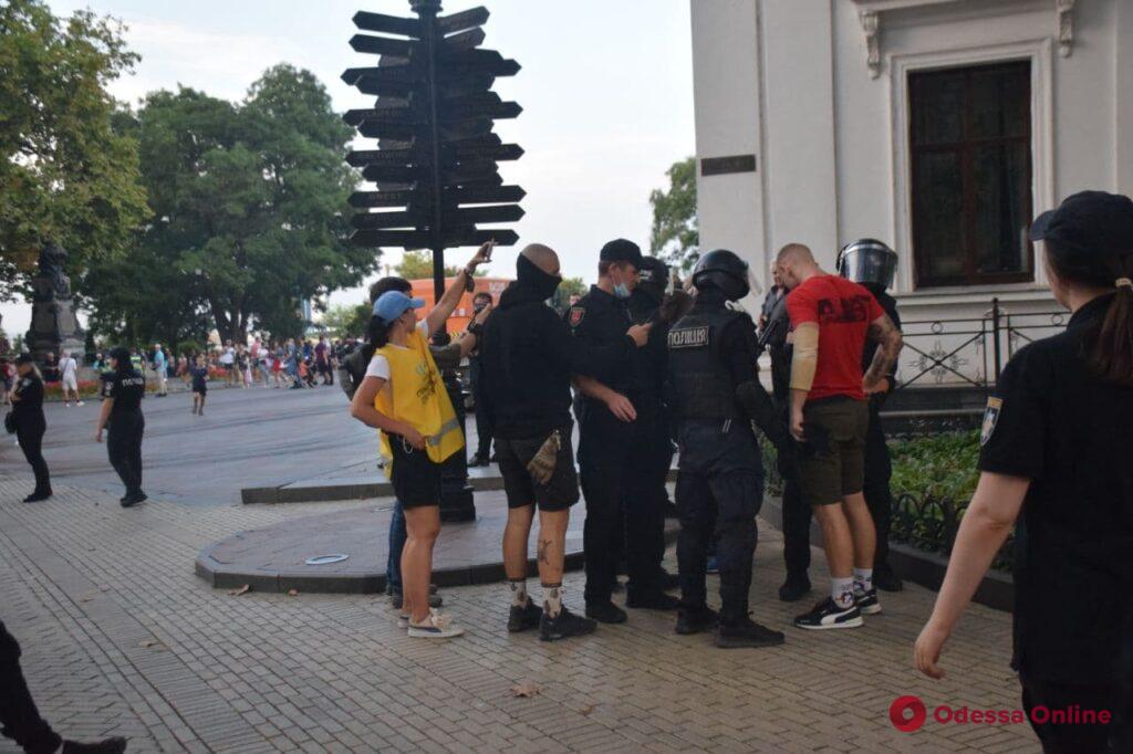 Блокировали автобус и распылили газ: в Одессе полиция задержала противников ЛГБТ-марша (фото, видео, обновлено)