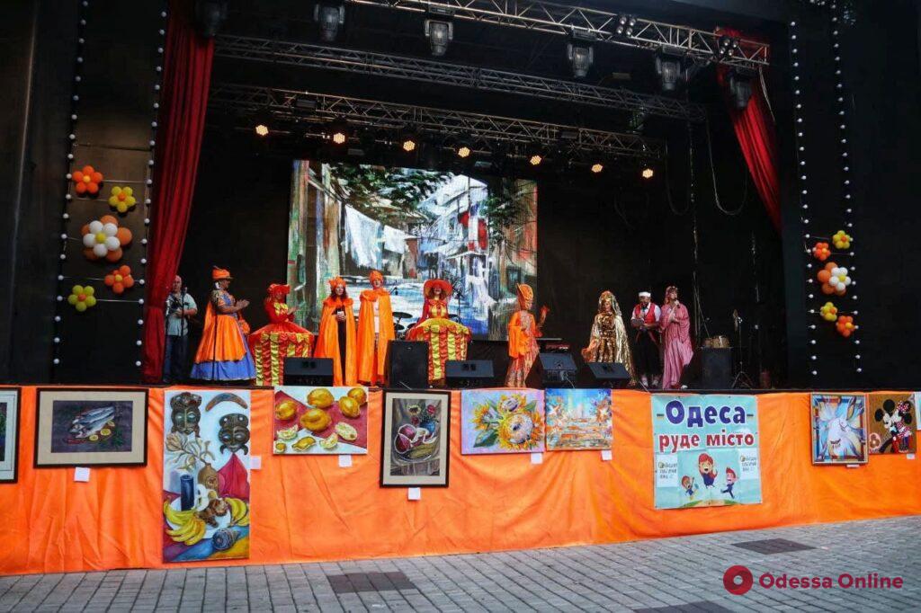 Барабаны, воздушные шары и солнечное настроение: в Одессе прошел фестиваль «Рыжий город» (фото)