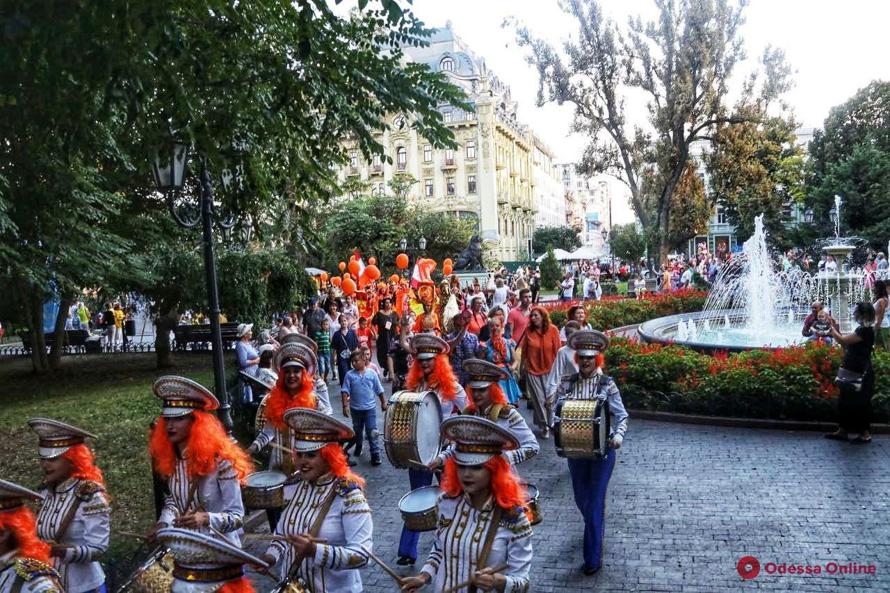 Барабаны, воздушные шары и солнечное настроение: в Одессе прошел фестиваль «Рыжий город» (фото)
