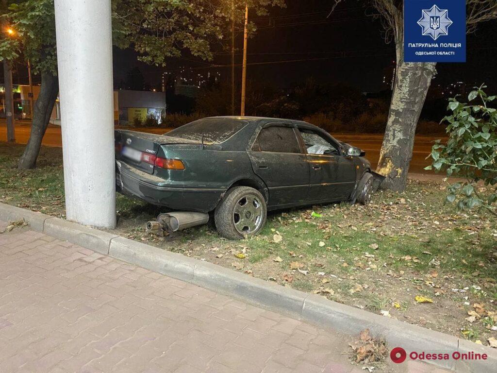 ДТП с пострадавшими в Одессе: на Грушевского автомобиль Toyota врезался в дерево