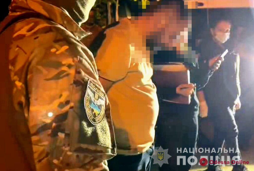 Впятером пошли «на дело: в Одессе горе-домушники испугались хозяина, но попали в руки полиции (фото, видео)