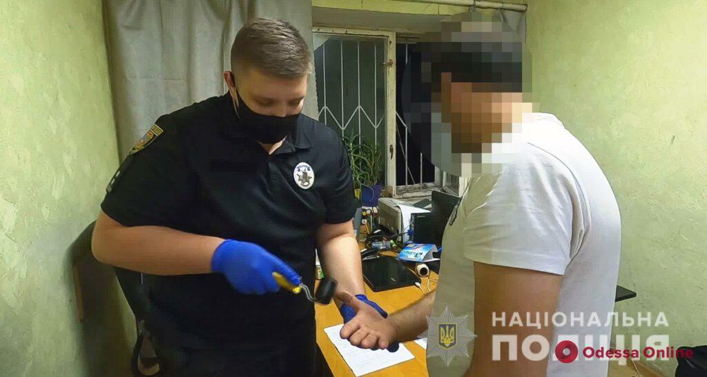 Впятером пошли «на дело: в Одессе горе-домушники испугались хозяина, но попали в руки полиции (фото, видео)