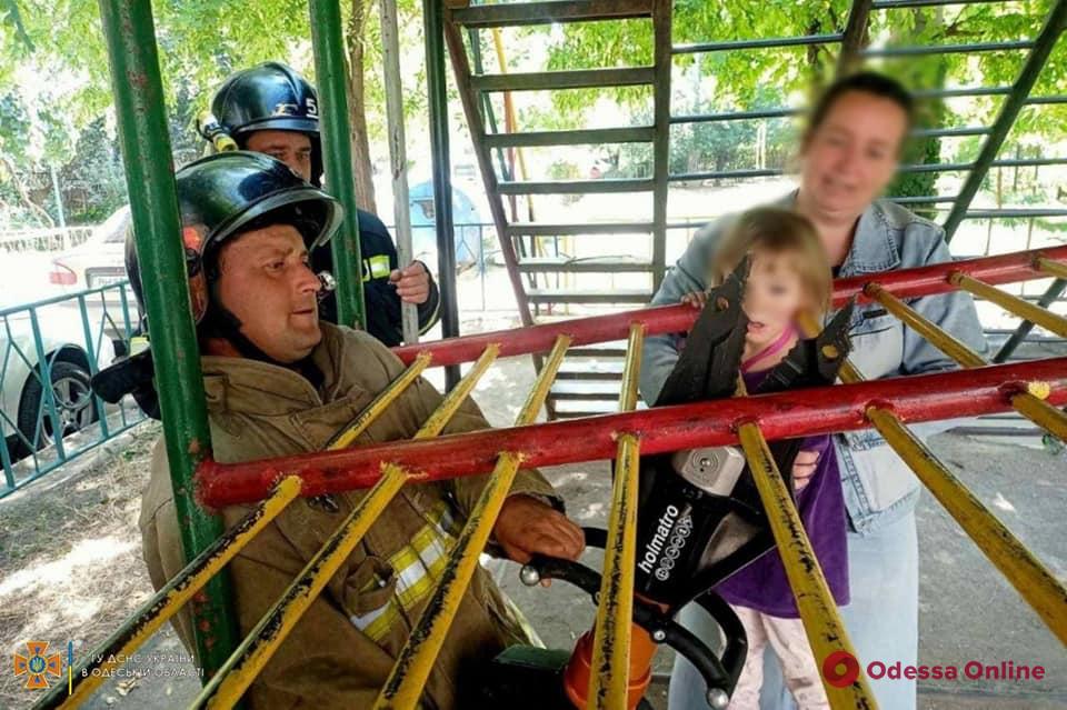 В Одессе на детской площадке пятилетняя девочка застряла головой в лестнице