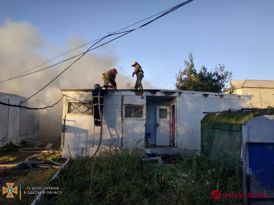 В Затоке тушили пожар на базе отдыха – 25 человек эвакуировали (фото, видео)