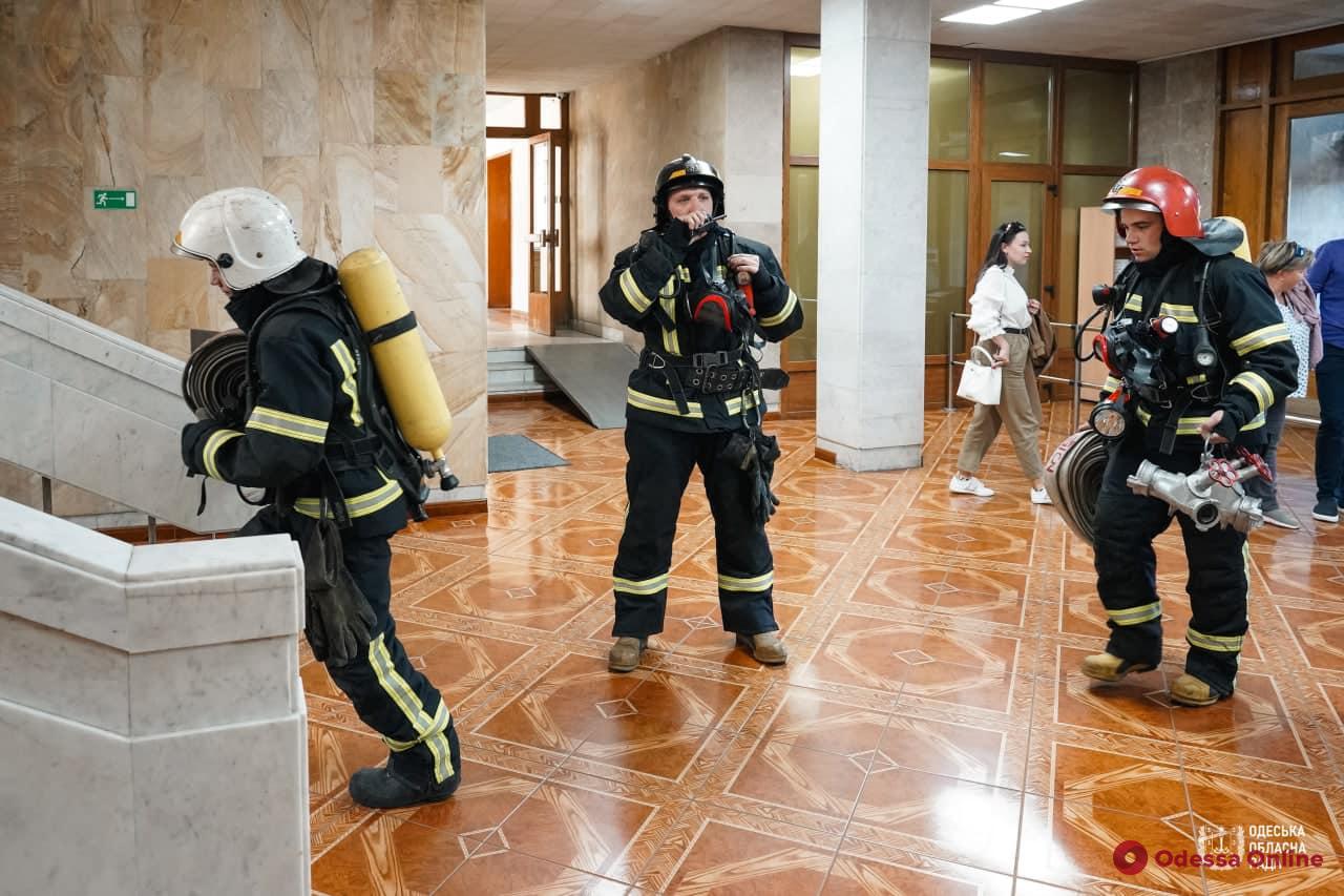 В здании ОГА на проспекте Шевченко провели пожарные учения (фото)