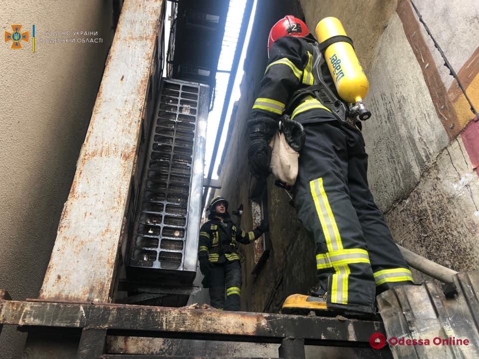 В четырнадцатиэтажке в центре Одессы тушили пожар