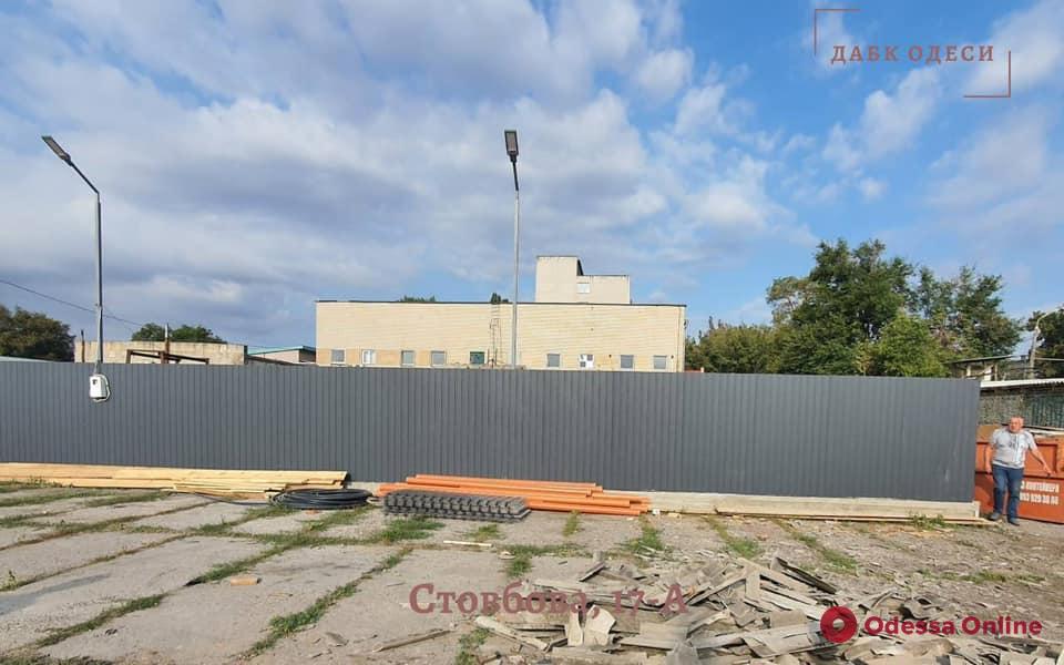 В Одессе ГАСК остановил строительство многоэтажки на футбольном поле
