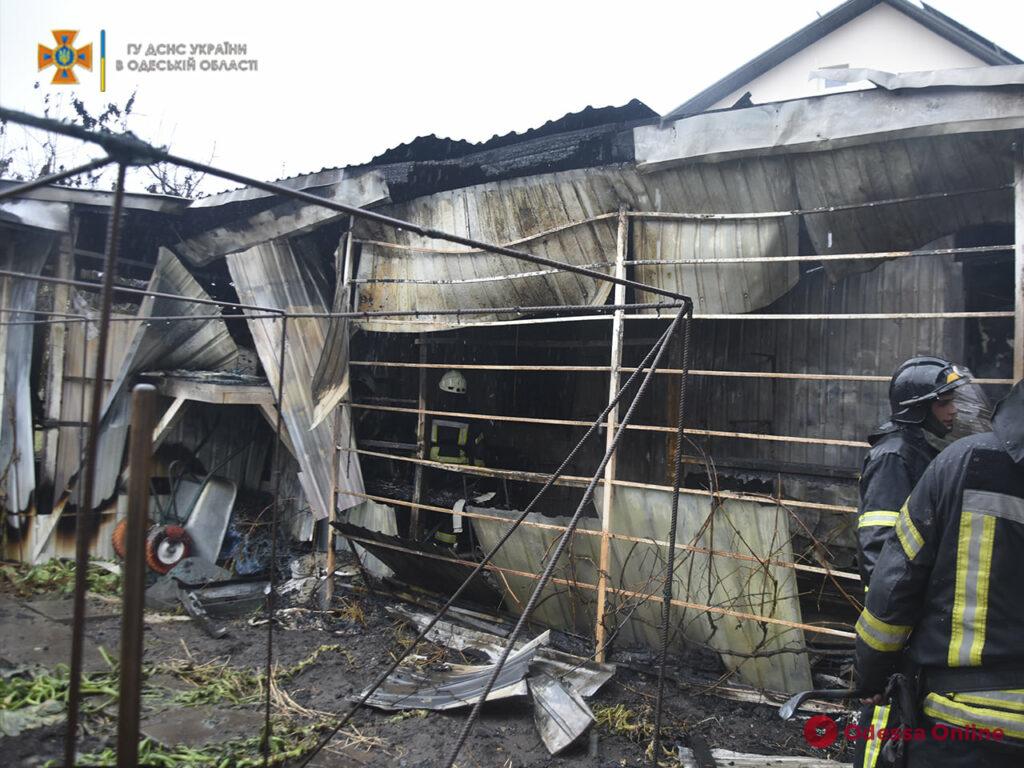 Под Одессой сгорел сарай – от огня спасли жилой дом