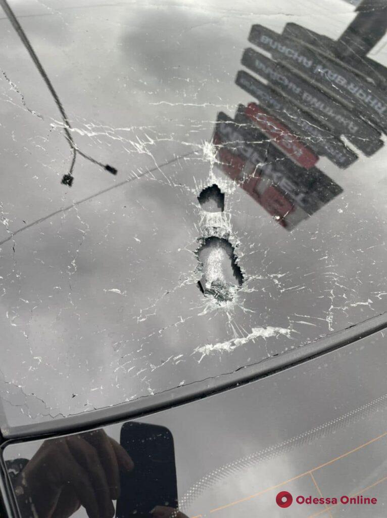 Неизвестные обстреляли машину первого помощника президента – тяжело ранен водитель (фото)