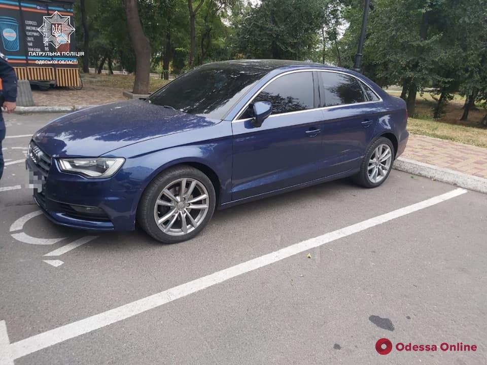 Одесских автохамов штрафуют за парковку на местах для инвалидов