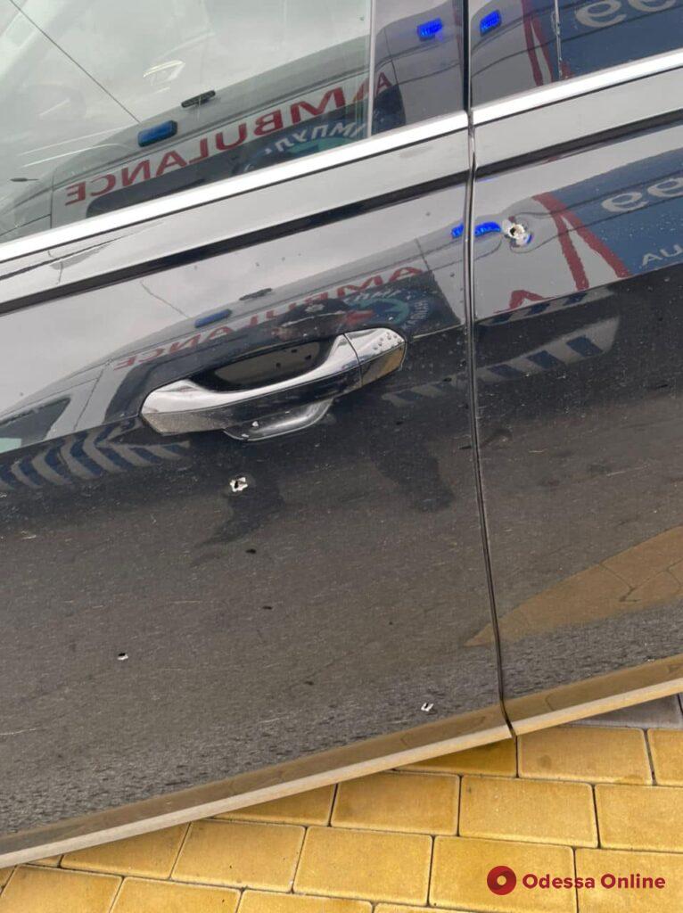 Неизвестные обстреляли машину первого помощника президента – тяжело ранен водитель (фото)