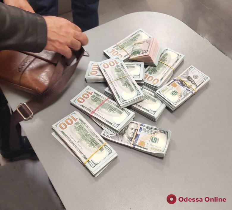 В Одесском аэропорту задержали иностранца, который стащил из сейфа товарища 105 тысяч долларов