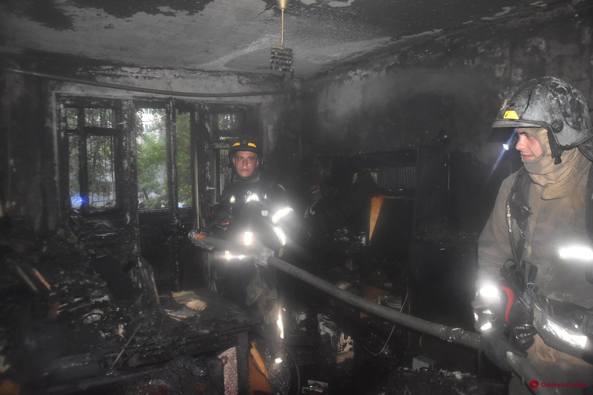 На Черемушках тушили пожар в пятиэтажке  (фото, обновлено)