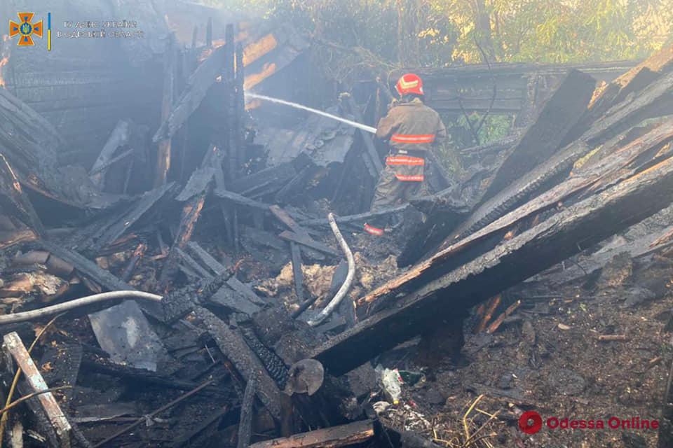В Черноморске во время пожара сгорели частный дом и заброшенная хозпостройка (обновлено)
