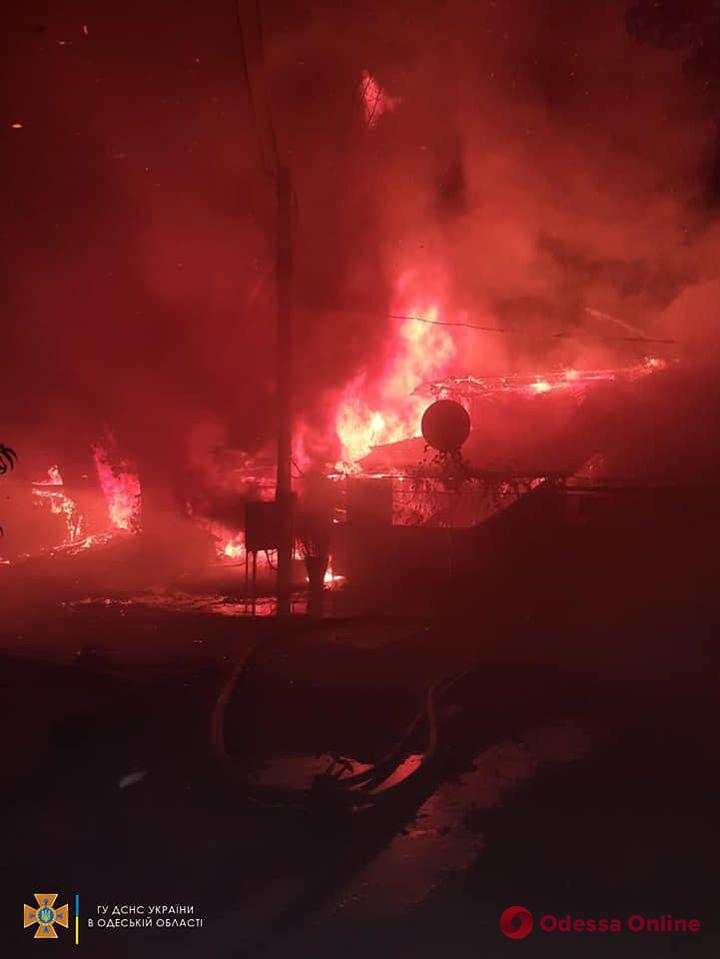 В Черноморске во время пожара сгорели частный дом и заброшенная хозпостройка (обновлено)