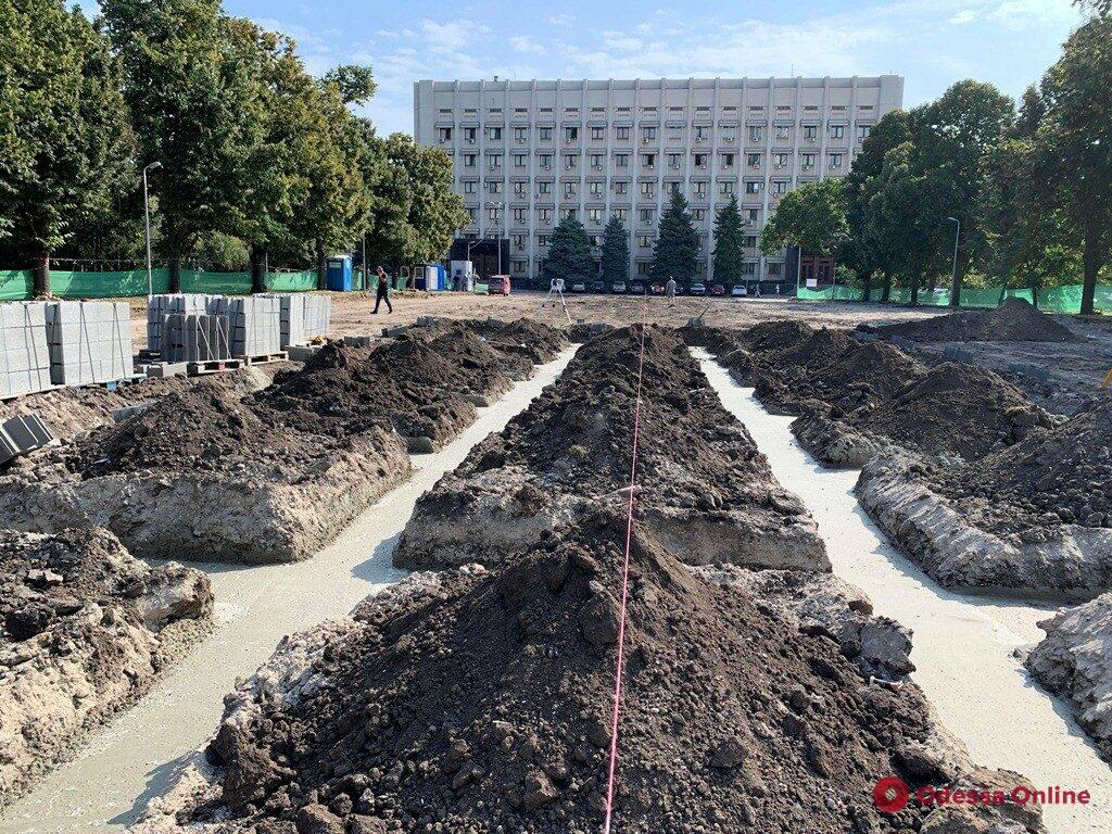 Мемориал погибшим за независимость Украины: возле ОГА начали благоустраивать сквер (фото)