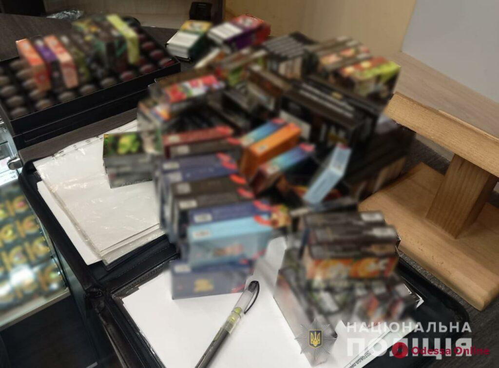 Электронные сигареты и смеси для кальяна: одесские полицейские обнаружили контрафакт (фото)