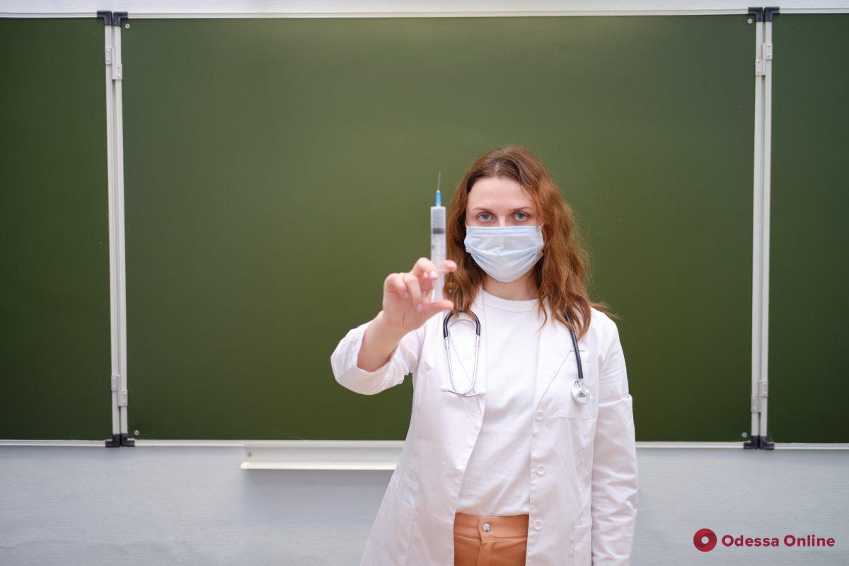Вакцинация учителей: в Одессе привиты более 80 процентов, в области – 44