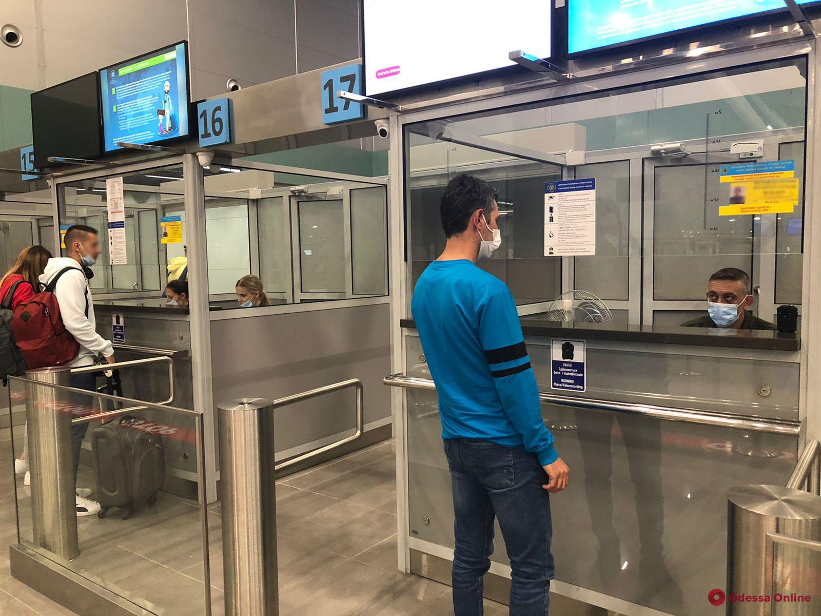 В одесском аэропорту задержали двух турков с фальшивыми паспортами