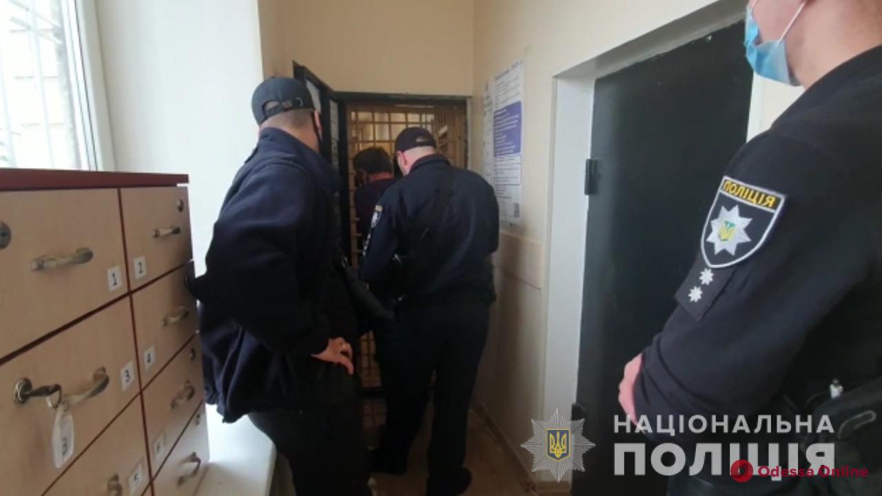 Украли 400 тысяч долларов из авто: одесские полицейские задержали троих кавказцев