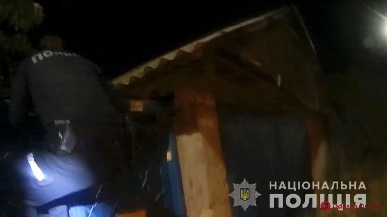 Под Одессой полицейские охраны спасли трех человек из горящего дома (видео)