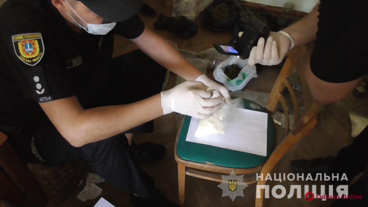 Кокаин, амфетамин,«грибы» и LSD: одесские полицейские нашли у 20-летнего парня пять килограммов психотропов