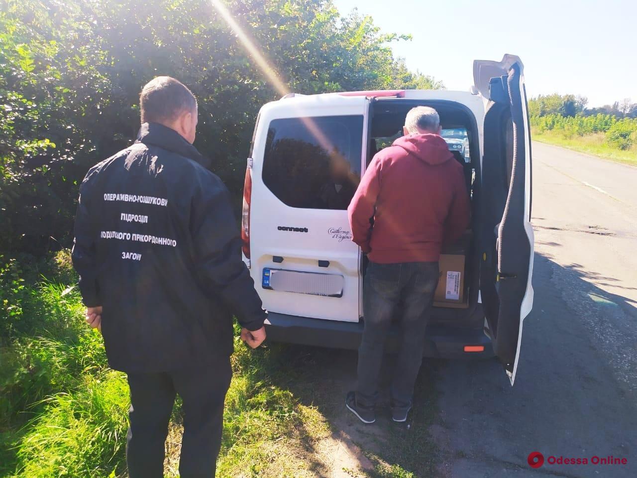 В Одесской области пограничники задержали Ford с контрафактными сигаретами и спиртом