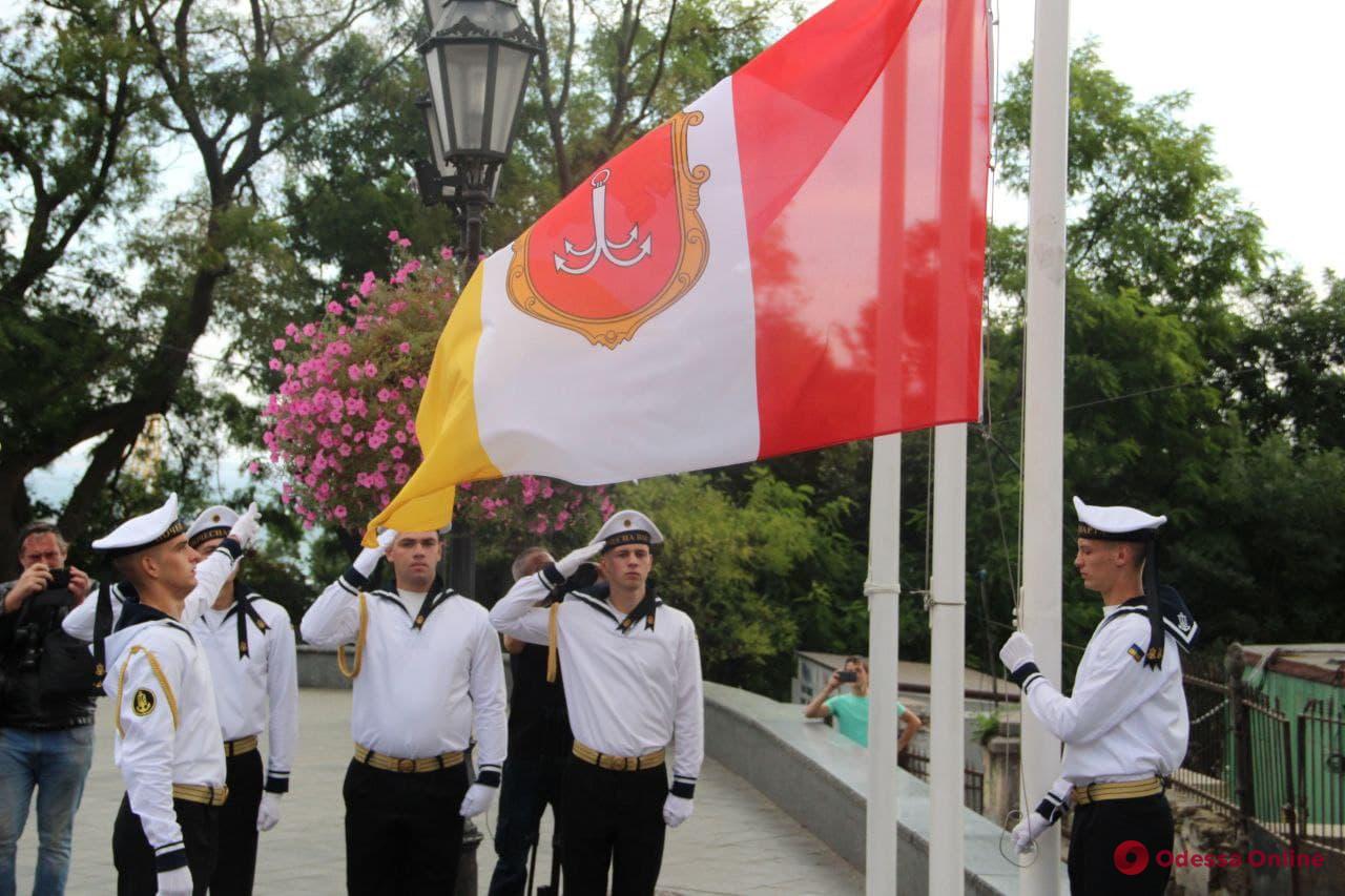 Одесса отмечает день рождения: на Думской площади торжественно подняли флаг города (фото)
