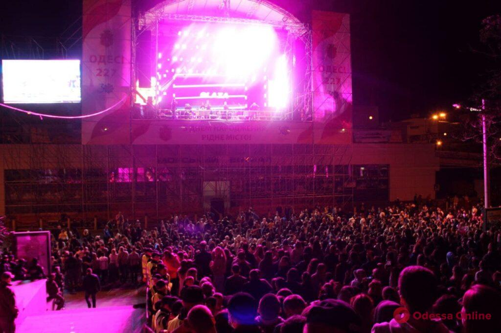 Гала-концерт на Потемкинской: тысячи зрителей, яркое шоу и грандиозный салют (фото, видео)