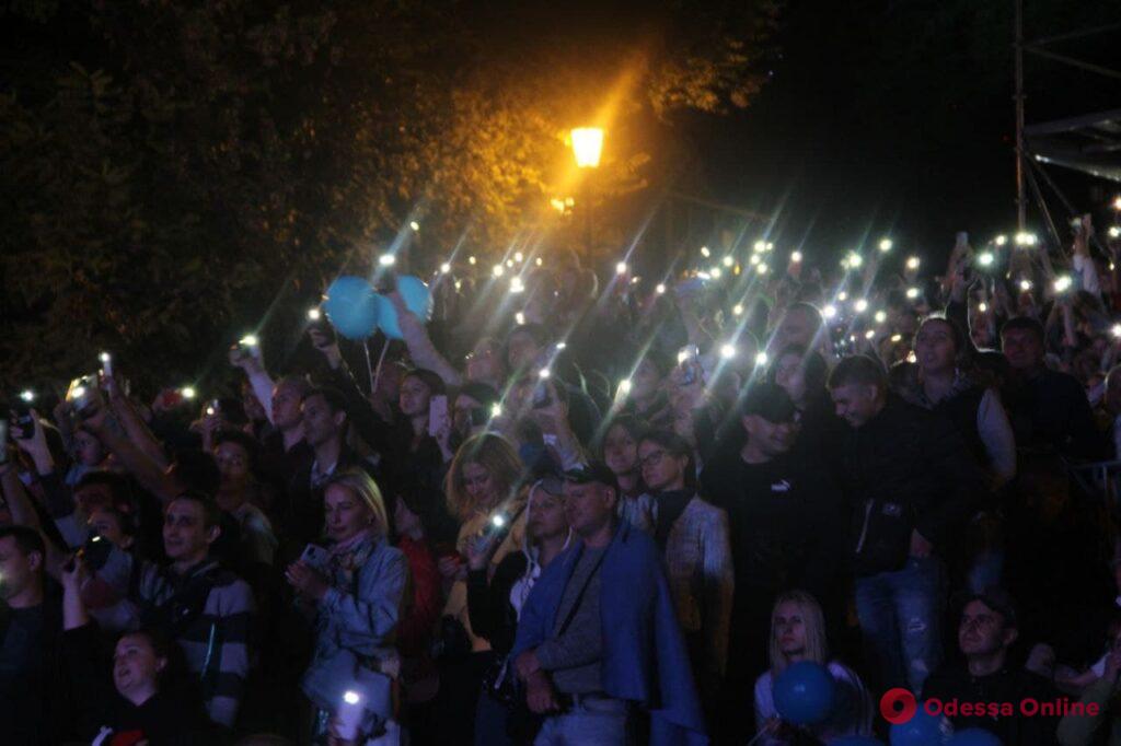 Гала-концерт на Потемкинской: тысячи зрителей, яркое шоу и грандиозный салют (фото, видео)
