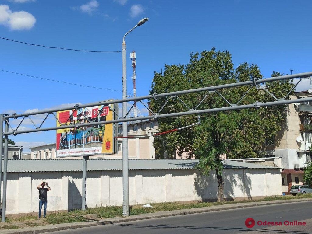 Игнорируют запрет и не хотят объезжать: фуры повредили ограничитель на Ивановском мосту