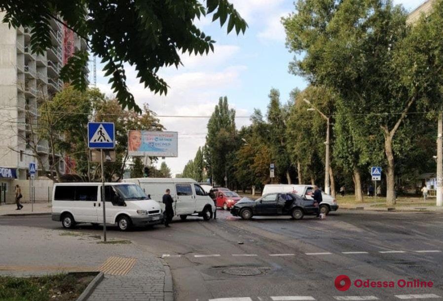 В Одессе столкнулись микроавтобус и легковушка