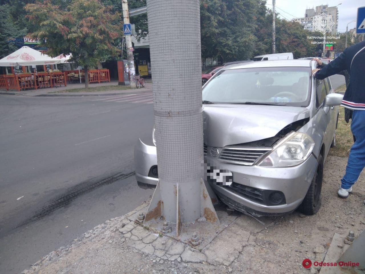 На Таирова Nissan врезался в столб (фото)