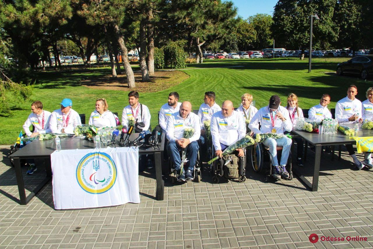 Овации, цветы, воздушные шары: в Одесском аэропорту встречали паралимпийцев (фото)