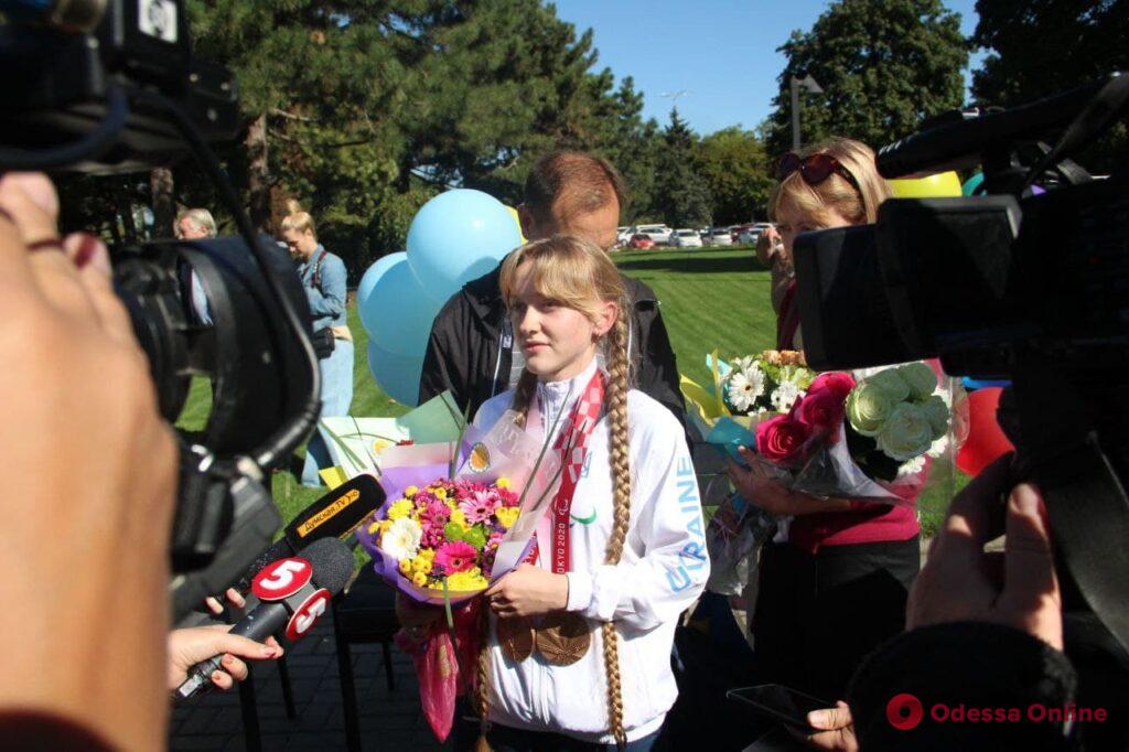 Овации, цветы, воздушные шары: в Одесском аэропорту встречали паралимпийцев (фото)