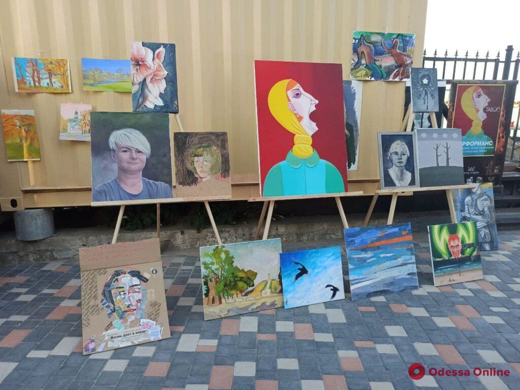 Под Черноморском художники жгли свои картины (фото)