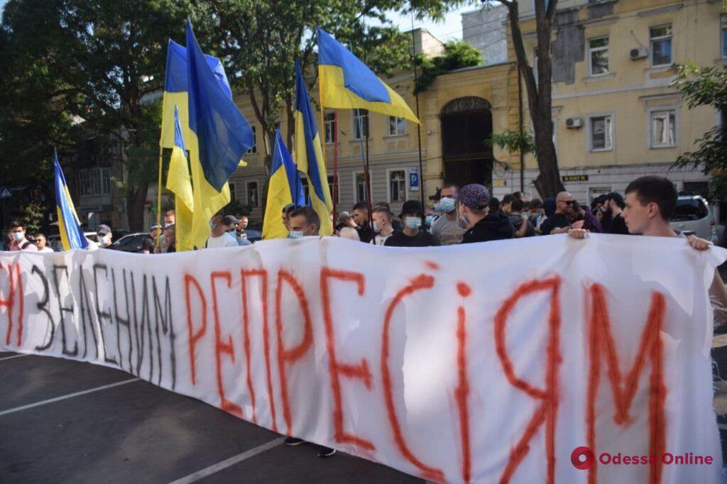 Ударил удочкой: в Одессе провели акцию в поддержку активиста, подозреваемого в избиении полицейского
