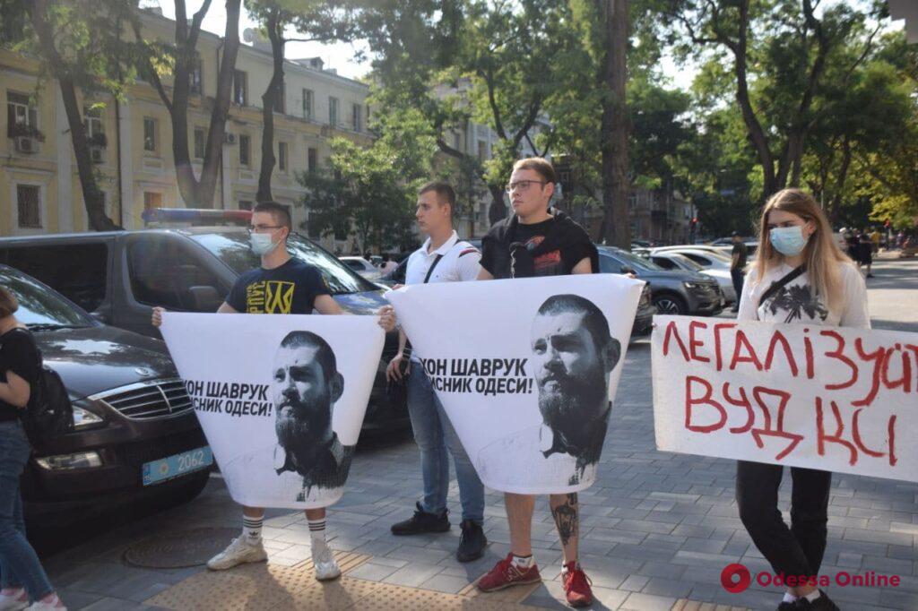 Ударил удочкой: в Одессе провели акцию в поддержку активиста, подозреваемого в избиении полицейского