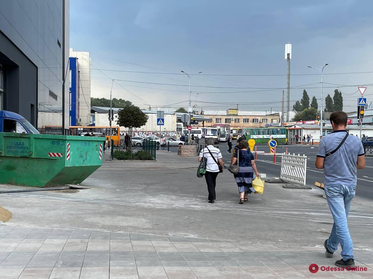 Реконструкция возле «Привоза»: цветочники перебрались к «Острову», а на Новощепном паркуются автохамы (фото)