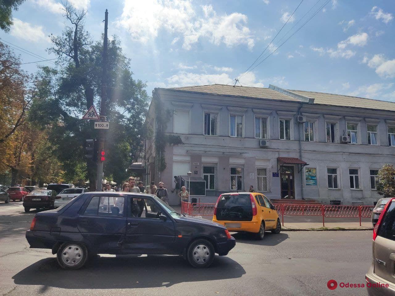 На Жуковского столкнулись две легковушки — машины вынуждены ехать в объезд (фото)