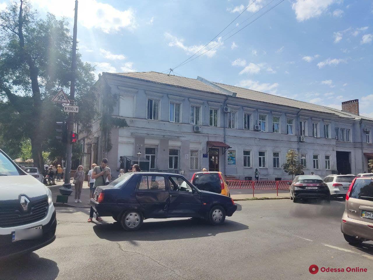 На Жуковского столкнулись две легковушки — машины вынуждены ехать в объезд (фото)