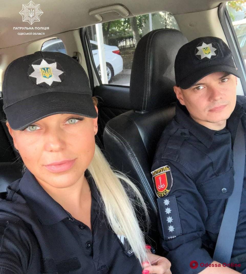 Одесские патрульные спасли порезавшую вены женщину