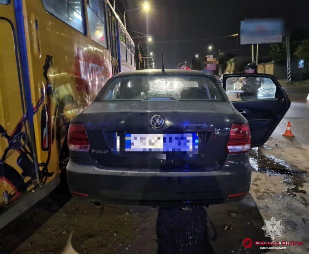 ДТП на Николаевской дороге: Volkswagen не уступил дорогу трамваю (фото, видео)
