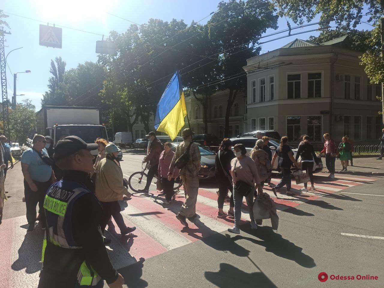Требовали включить свет и перекрыли дорогу: переселенцы с Донбасса устроили пикет возле ОГА (фото)