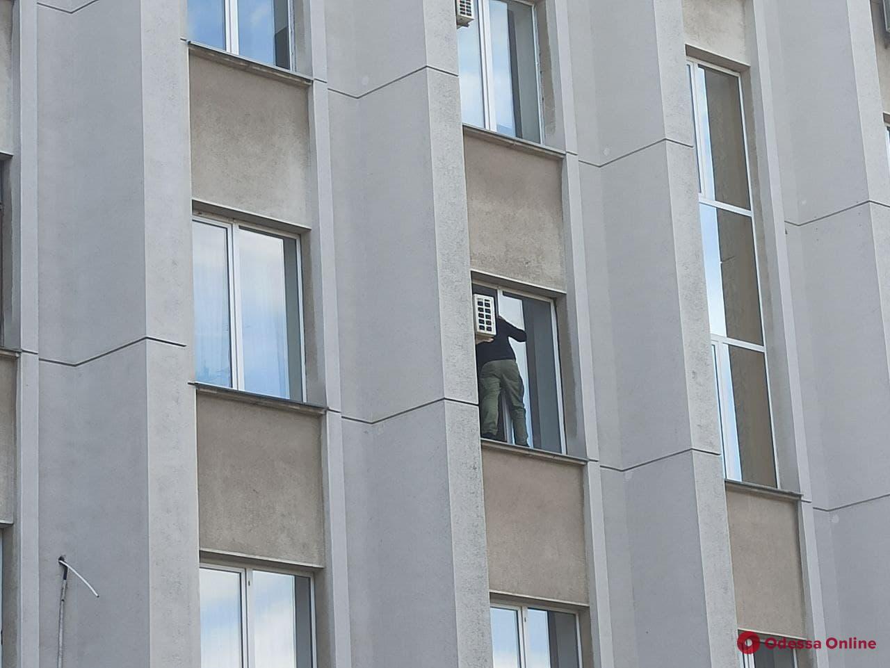 Переселенец грозится выпрыгнуть из окна ОГА на проспекте Шевченко (обновлено)