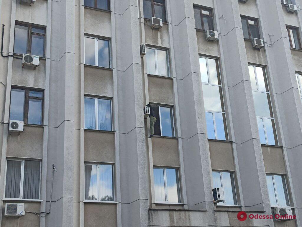 Переселенец грозится выпрыгнуть из окна ОГА на проспекте Шевченко (обновлено)